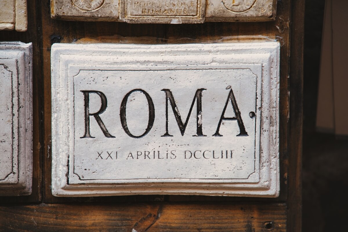 Historyczna plakieta z napisem ROMA i datą w liczbach rzymskich XXI APRILIS DCCLIII